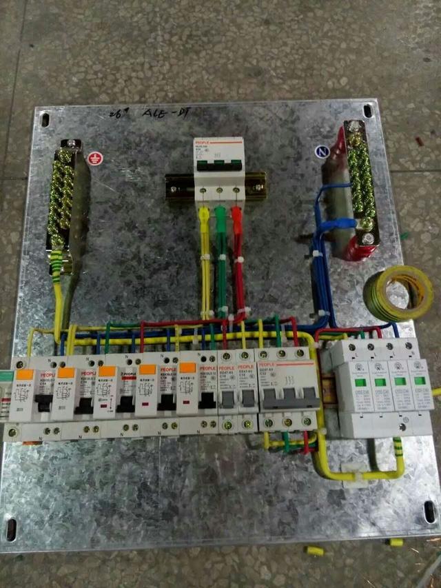 跟著師傅學(xué)做配電箱，看到師傅的手藝，我不好意思開始
